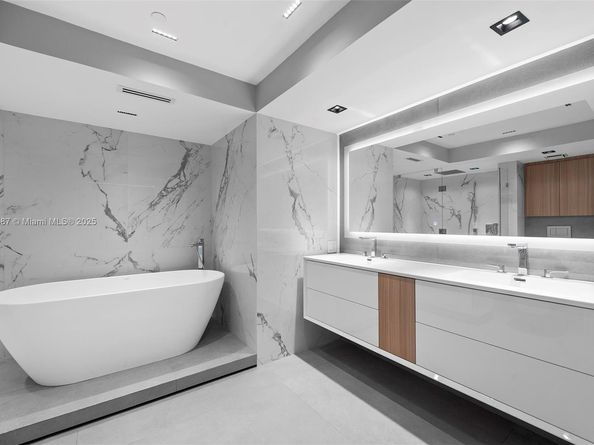 3640 Yacht Club Dr 810, Aventura FL 33180