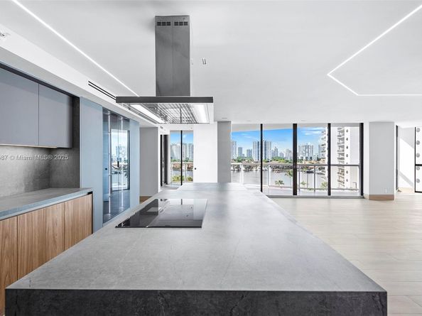 3640 Yacht Club Dr 810, Aventura FL 33180