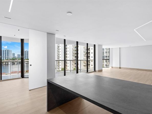 3640 Yacht Club Dr 810, Aventura FL 33180