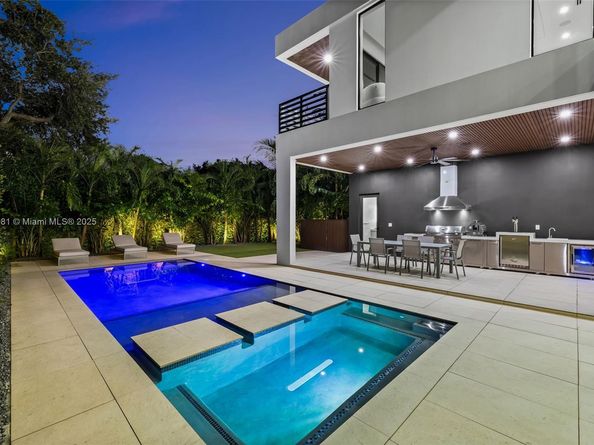 260 NW 49th St, Miami FL 33127