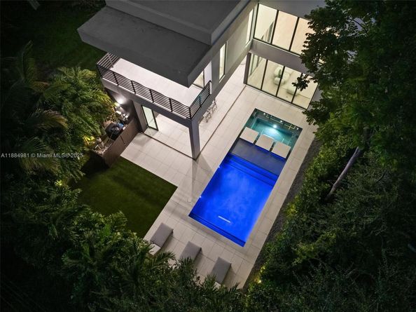 260 NW 49th St, Miami FL 33127