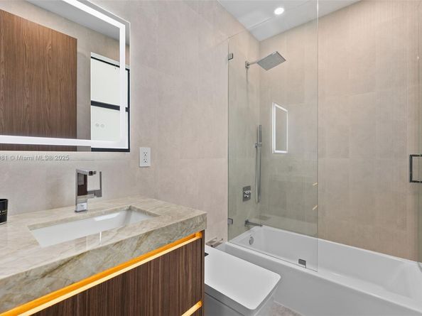 260 NW 49th St, Miami FL 33127