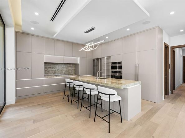260 NW 49th St, Miami FL 33127