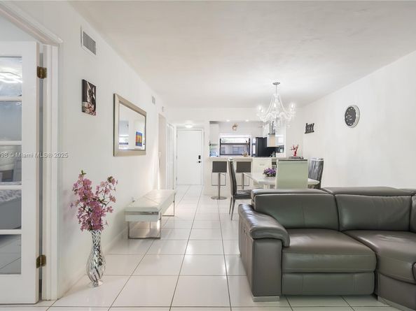 290 W Park Dr 2027, Miami FL 33172