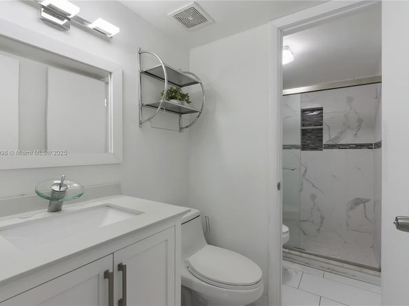 290 W Park Dr 2027, Miami FL 33172
