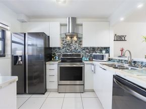 290 W Park Dr 2027, Miami FL 33172