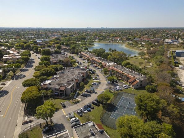 290 W Park Dr 2027, Miami FL 33172