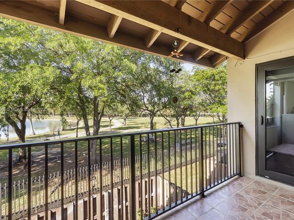 290 W Park Dr 2027, Miami FL 33172