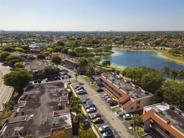 290 W Park Dr 2027, Miami FL 33172
