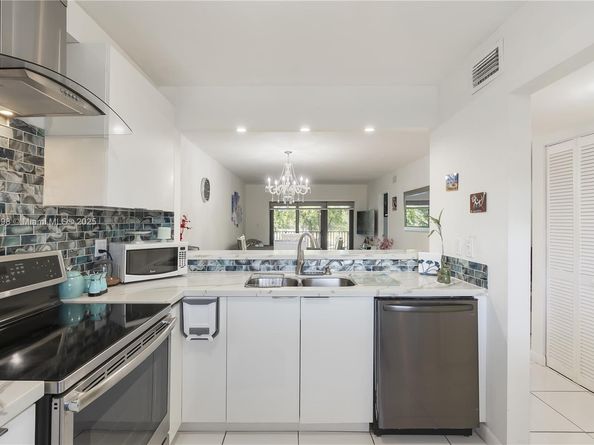 290 W Park Dr 2027, Miami FL 33172