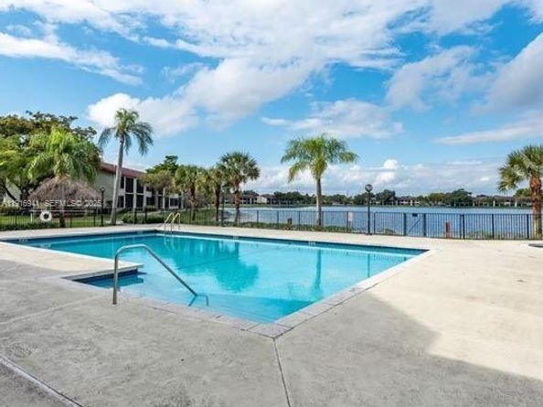 212 Lake Pointe Dr 112, Oakland Park FL 33309