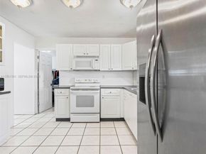 811 NW 112th St, Miami FL 33168