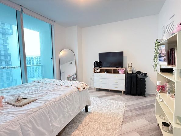 300 S Biscayne Blvd T2407, Miami FL 33131