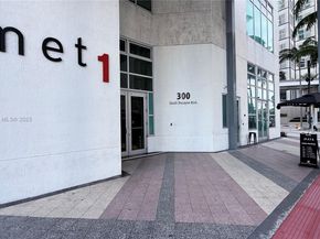 300 S Biscayne Blvd T2407, Miami FL 33131