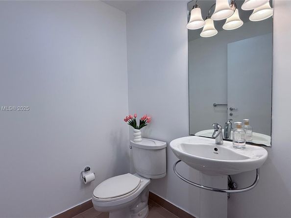 300 S Biscayne Blvd T2407, Miami FL 33131