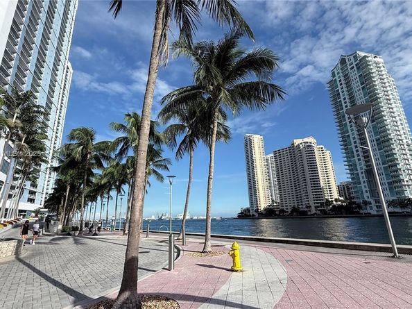 300 S Biscayne Blvd T2407, Miami FL 33131