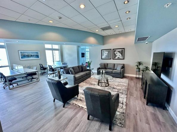 300 S Biscayne Blvd T2407, Miami FL 33131