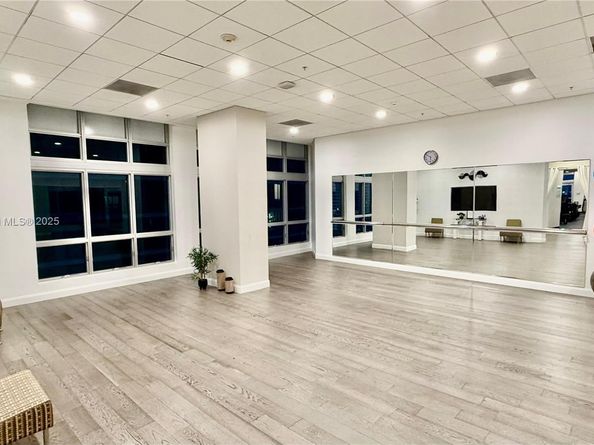 300 S Biscayne Blvd T2407, Miami FL 33131