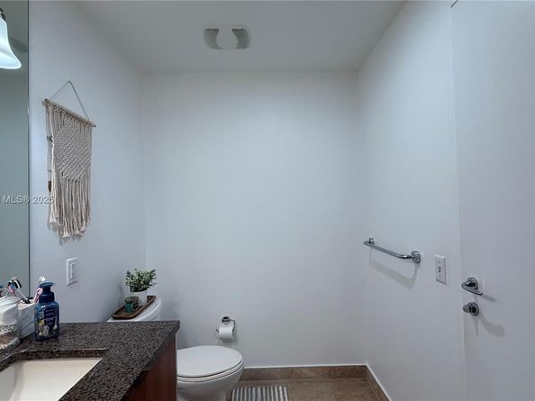 300 S Biscayne Blvd T2407, Miami FL 33131