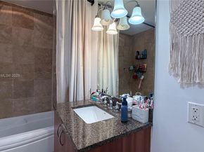 300 S Biscayne Blvd T2407, Miami FL 33131