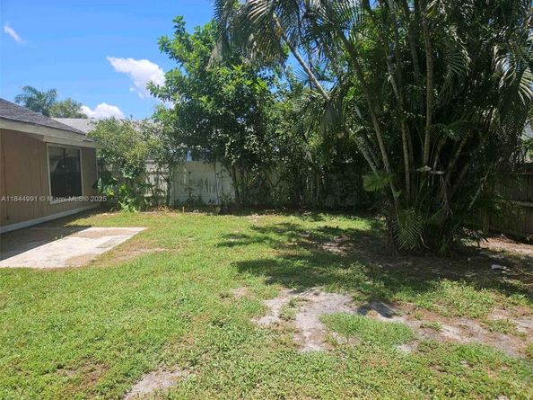 4582 Brook Dr, West Palm Beach FL 33417
