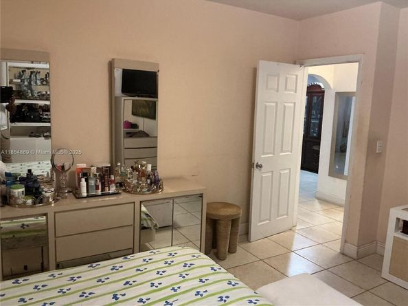1855 NW 32nd St, Miami FL 33142