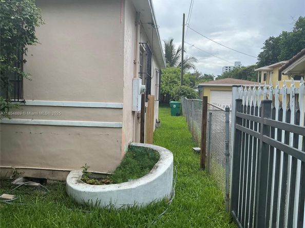 1855 NW 32nd St, Miami FL 33142