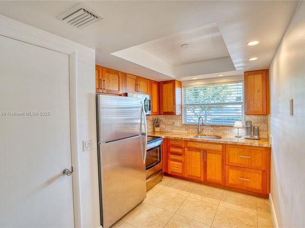 68 Yacht Club Dr 2, North Palm Beach FL 33408