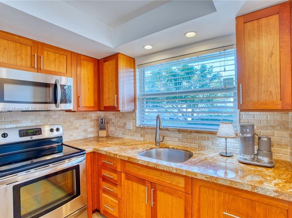 68 Yacht Club Dr 2, North Palm Beach FL 33408