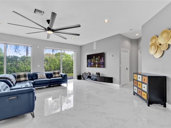 15841 SW 61st St, Davie FL 33331