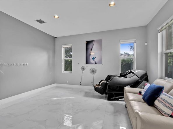 15841 SW 61st St, Davie FL 33331
