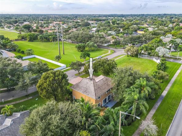 15841 SW 61st St, Davie FL 33331