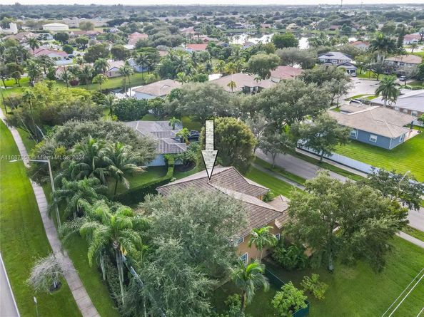 15841 SW 61st St, Davie FL 33331