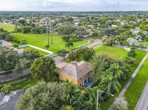 15841 SW 61st St, Davie FL 33331