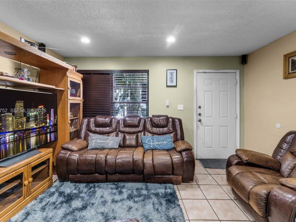 1613 NW 16th St E, Miami FL 33125