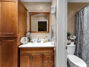 1613 NW 16th St E, Miami FL 33125