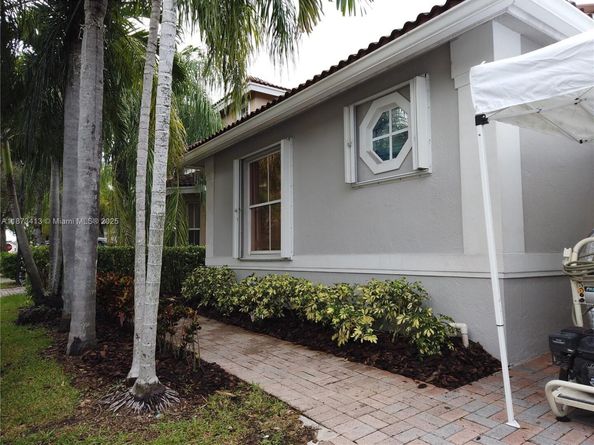 1140 Lidflower St, Hollywood FL 33019
