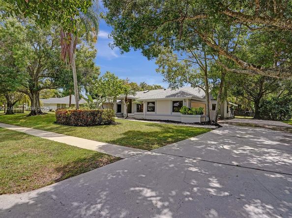 15365 Meadow Wood Dr, Wellington FL 33414