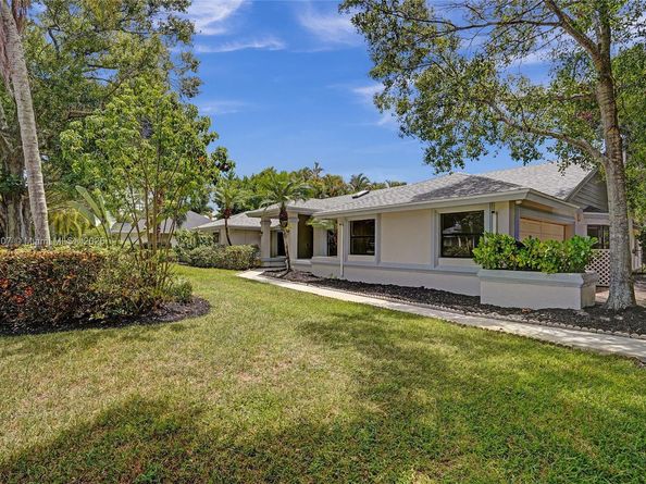 15365 Meadow Wood Dr, Wellington FL 33414