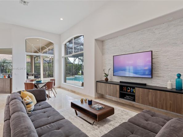 146 Dockside Cir, Weston FL 33327