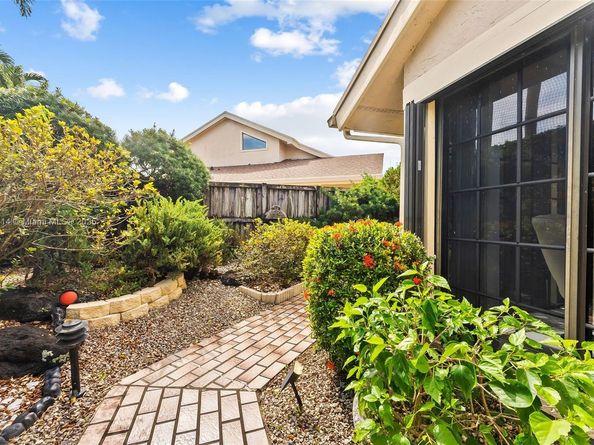 7665 Sierra Dr W, Boca Raton FL 33433