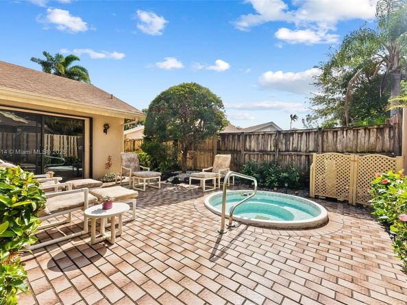 7665 Sierra Dr W, Boca Raton FL 33433