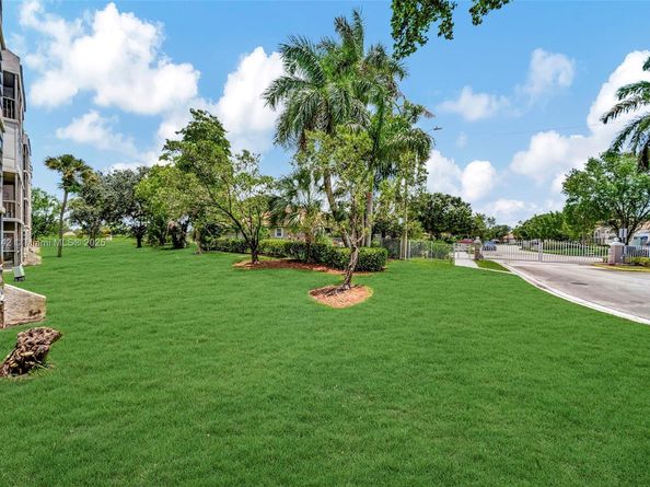2571 Aragon Blvd 220, Sunrise FL 33322
