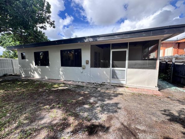 3040 NW 96th St, Miami FL 33147