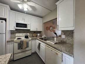 9450 Poinciana Pl 405, Davie FL 33324