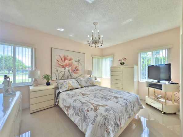 6290 SW 37th St, Miami FL 33155