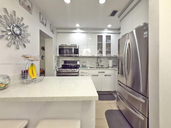 6290 SW 37th St, Miami FL 33155