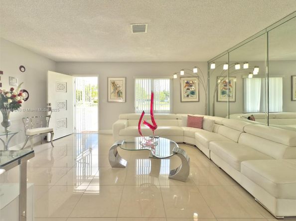6290 SW 37th St, Miami FL 33155