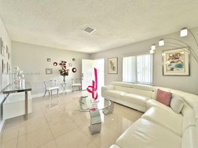 6290 SW 37th St, Miami FL 33155