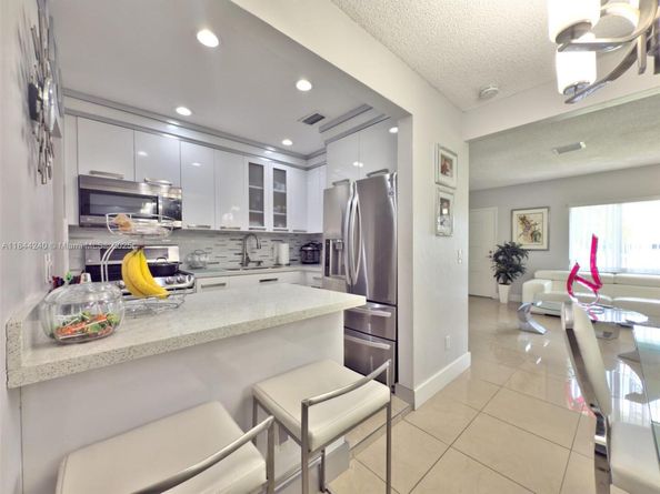 6290 SW 37th St, Miami FL 33155